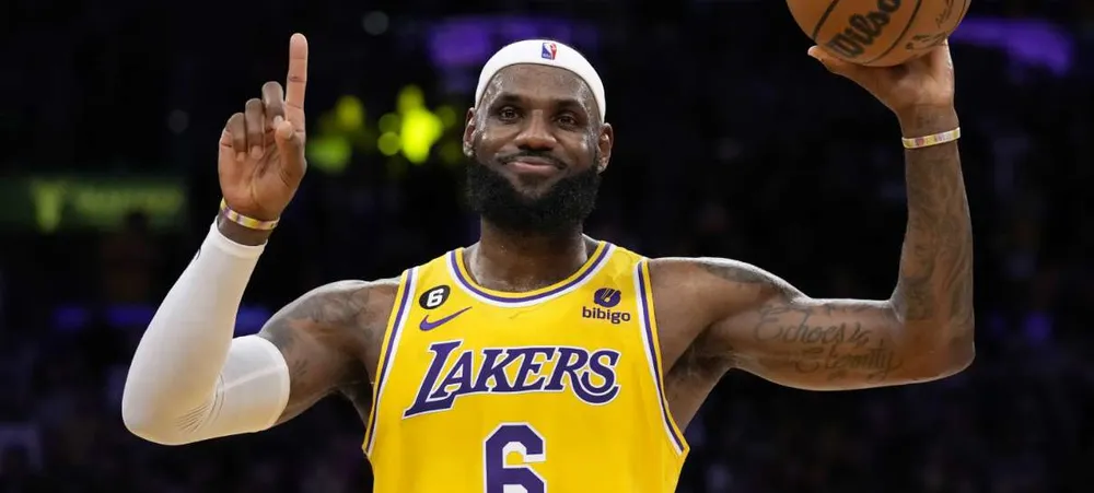 NBA: LeBron James se torna o maior cestinha da NBA em derrota do Lakers
