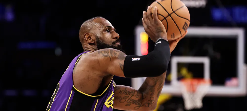 LeBron James joga hoje no grande duelo entre Lakers e Warriors?