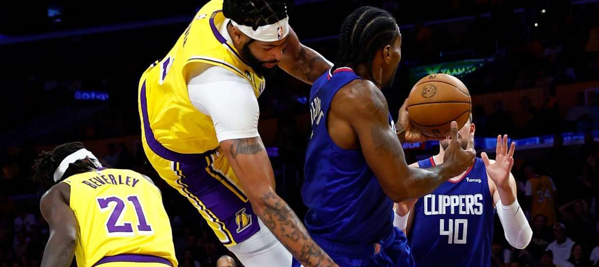 NBA: Anthony Davis tem queda feia durante jogo entre Lakers e Clippers