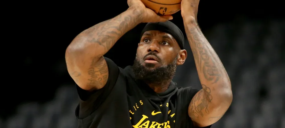 LeBron James converte arremesso absurdo do outro lado da quadra