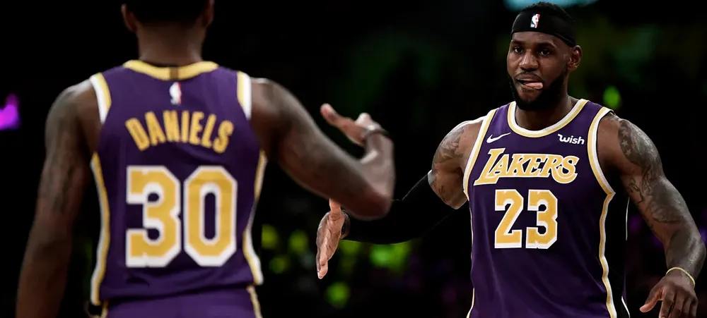 Lakers recebe o Hornets neste domingo no Staples Center