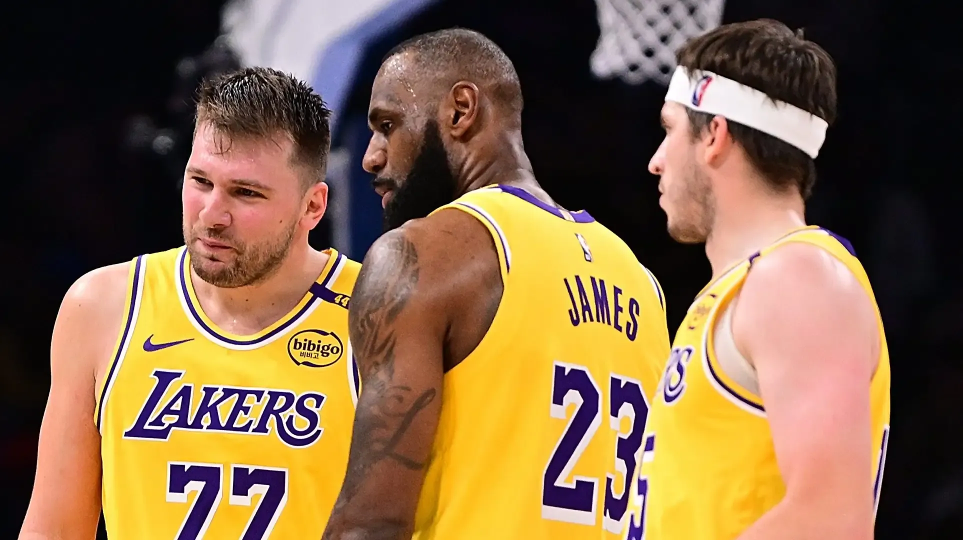 Números de lineups mostram que o Big 3 Luka–LeBron–Reaves tem net rating negativo, rendendo pior que o ataque médio do Lakers e alimentando debate sobre banco para LeBron.