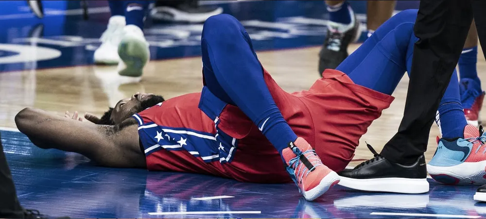 NBA: Joel Embiid culpa LeBron James por contusão