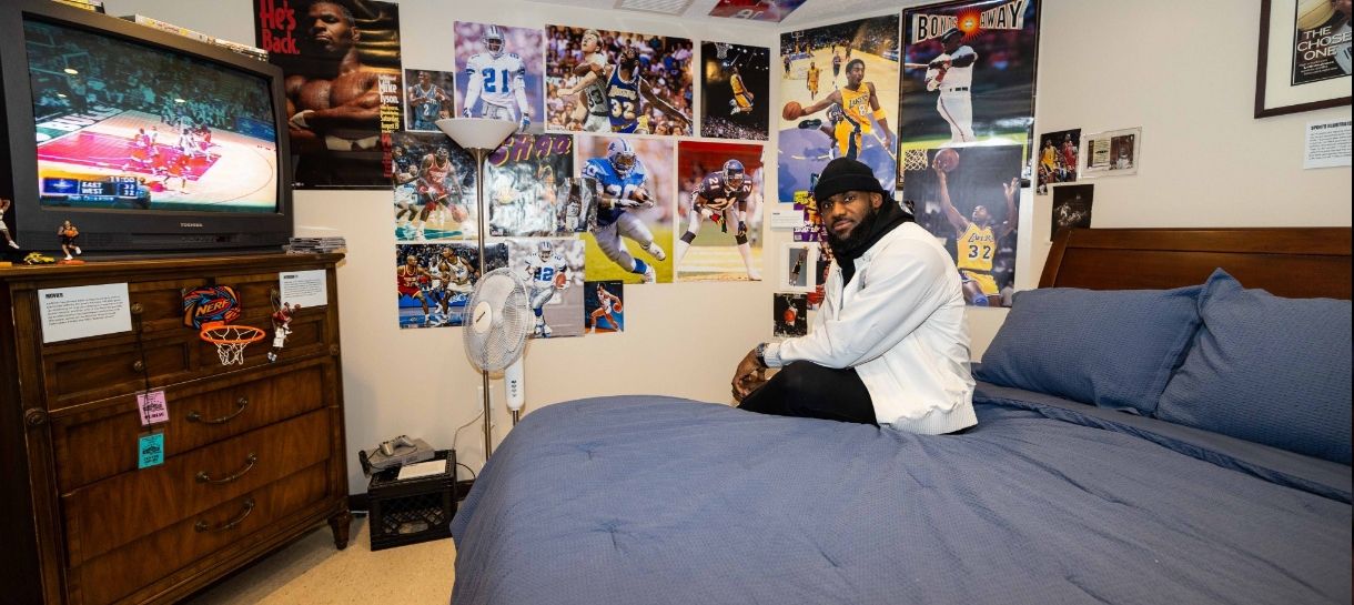 LeBron James visita seu recente inaugurado museu sobre sua carreira