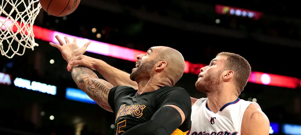 Lakers vacila no final e é derrotado pelo Clippers
