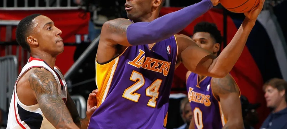 Lakers vence na volta de Young e Kobe bate recorde
