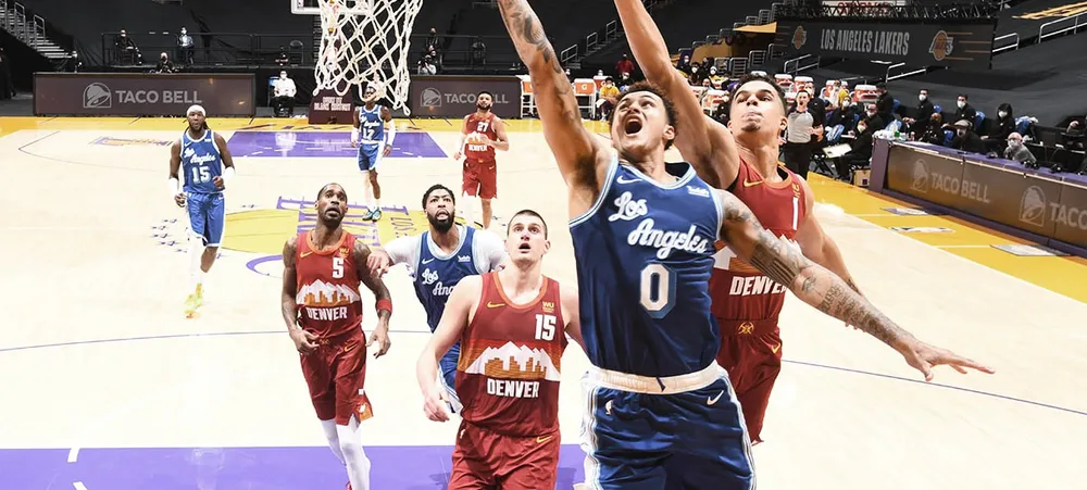 Kuzma e Michael Porter Jr. trocam tocos em sequência de jogada