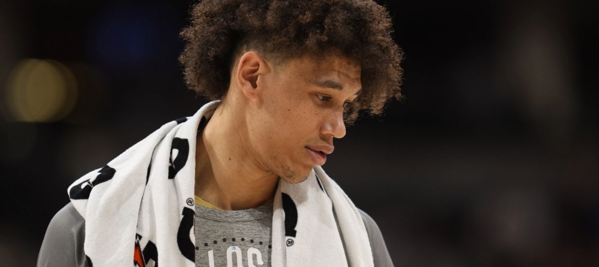 NBA: Lakers se pronuncia sobre acusação de violência doméstica de novo jogador