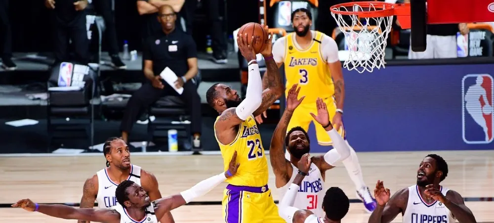 LeBron decide e Lakers vence Clippers no retorno da NBA