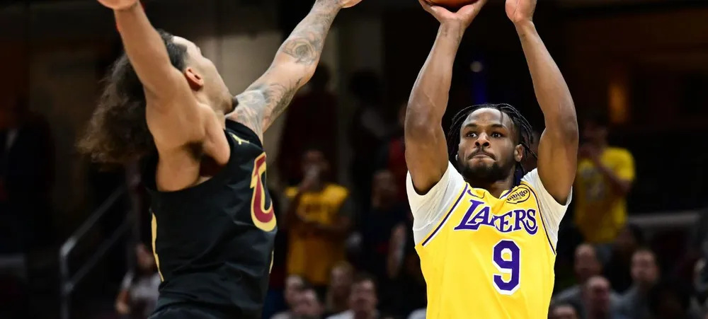 Bronny faz 1ª cesta na NBA e é ovacionado pela torcida do Cavs