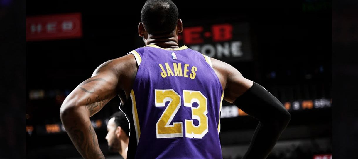 Porque o Lakers precisa esquecer Anthony Davis e jogar a vida hoje contra o Suns