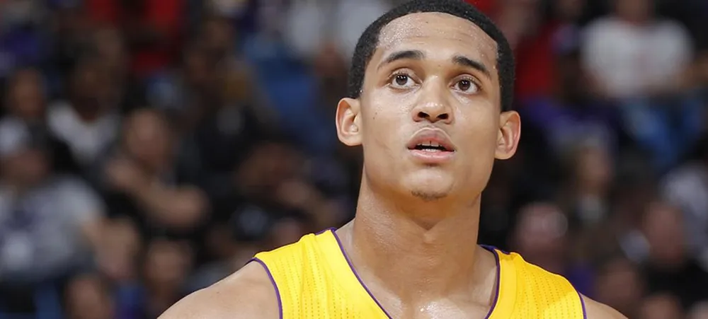 Clarkson e Young são acusados por assédio sexual