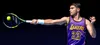 Carlos Alcaraz treina no Australian Open usando camisa do Lakers