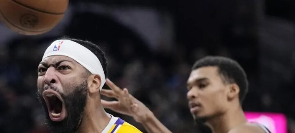 Anthony Davis enterra sem piedade por cima de Victor Wembanyama