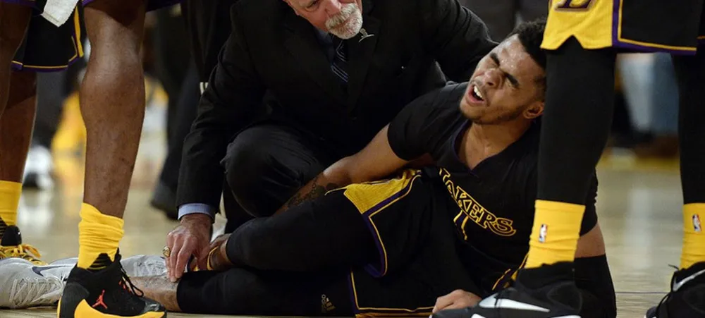 Russell sofre torção e deixa partida