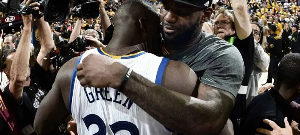 NBA: LeBron James parabeniza Draymond Green por título do Warriors