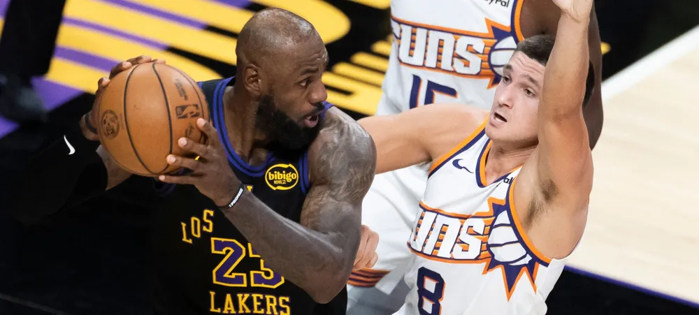 Lakers atropela Suns e garante mando de quadra nos Playoffs