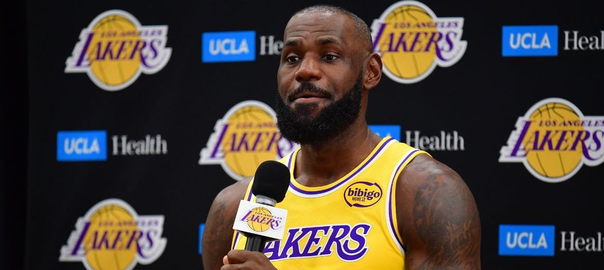LeBron James transforma aposentadoria em piada