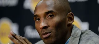 Kobe manda Larry Nance sentar no chão