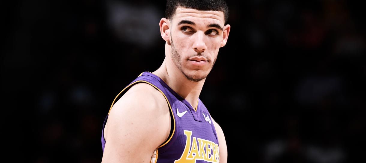 De volta a Los Angeles, Lonzo Ball segue fora do time