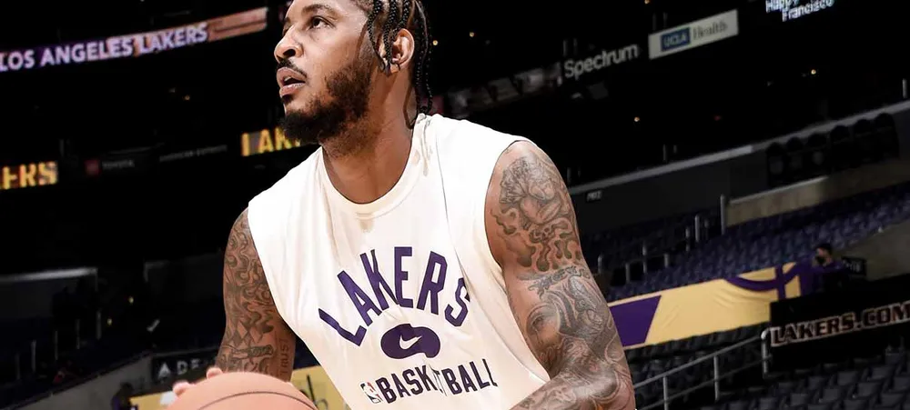 Intensidade aumenta em treino do Lakers e Davis deixa Melo com marca no olho
