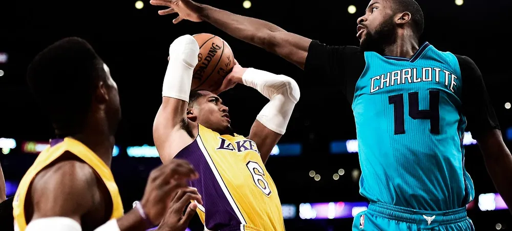 Lakers recebe Hornets para tentar estancar a crise