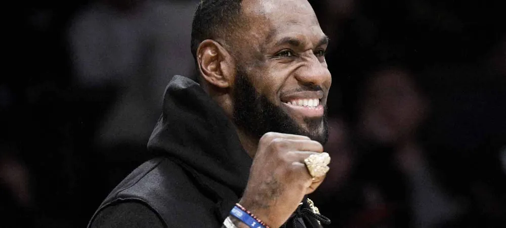 NBA: LeBron James surpreende crianças de seu projeto social