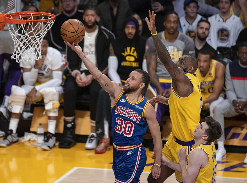 LeBron James em disputa com Stephen Curry em jogo entre Lakers e Warriors
