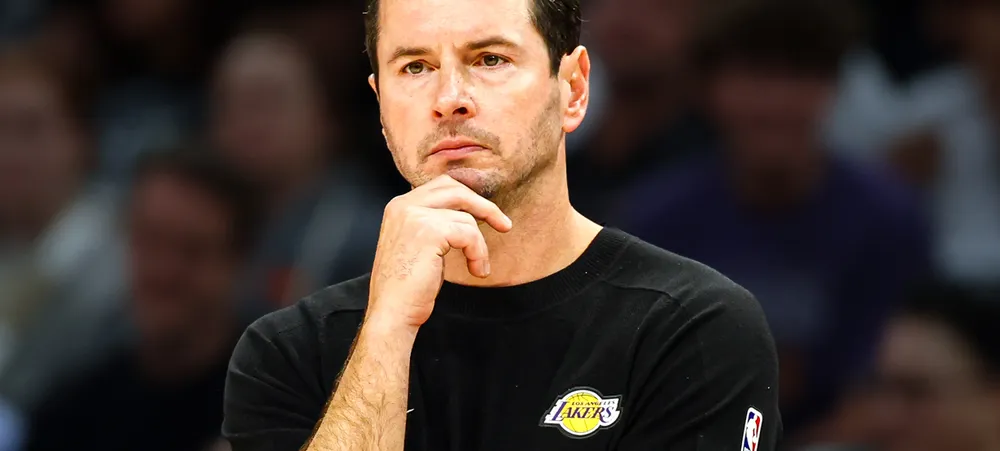 Jogador do Lakers é visto com pé imobilizado após vitória contra Kings