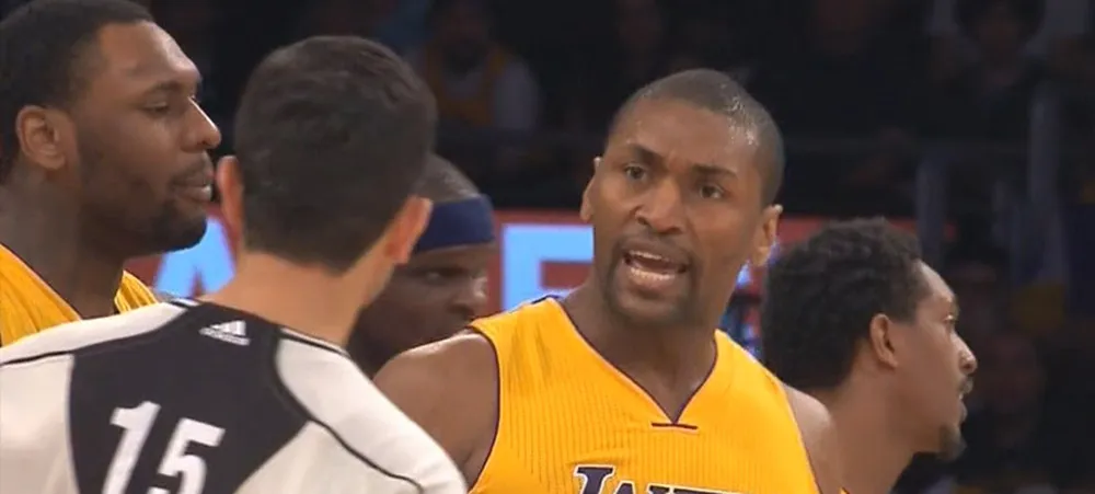 World Peace é expulso contra o Grizzlies