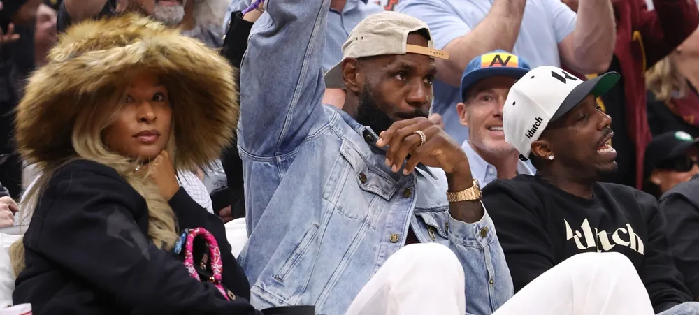 LeBron James gera especulações ao assistir jogo do Cavs e ser ovacionado por sua torcida