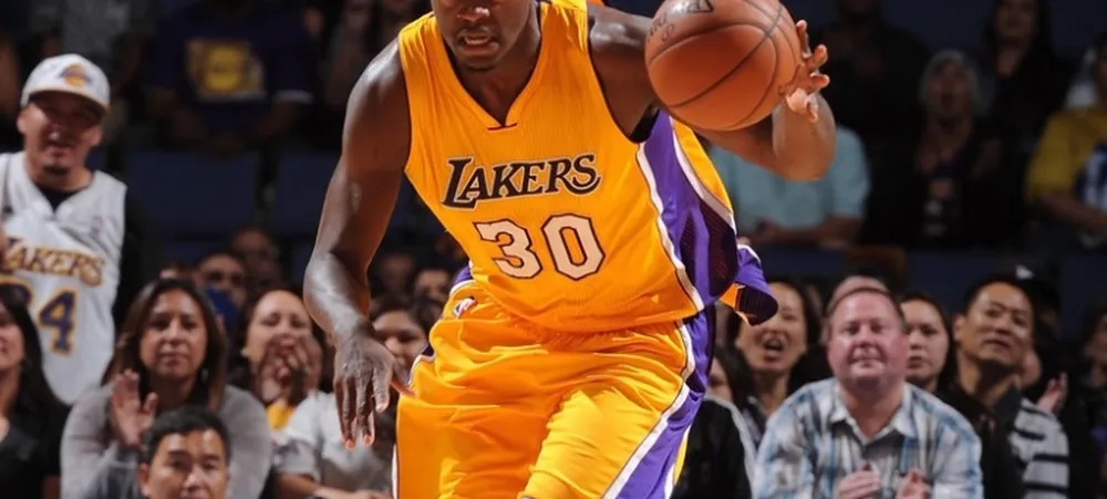 Lakers aciona opção contratual com Randle