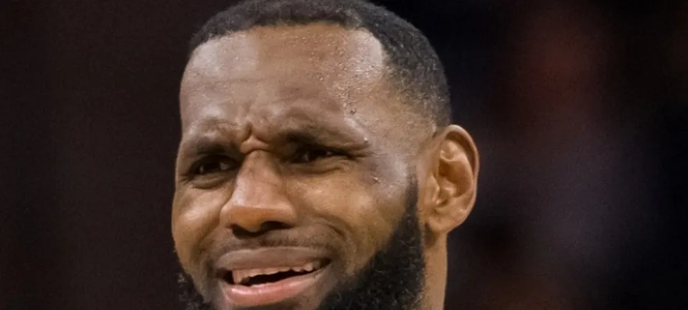 Torcedor invade quadra e aborda LeBron James em jogo do Lakers