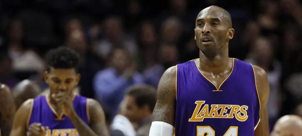 Reação épica de Kobe após linda jogada de Young