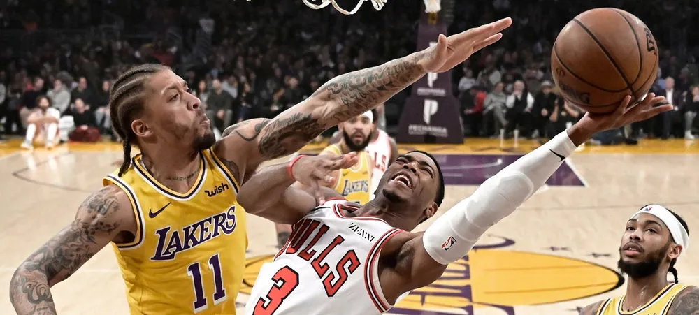 Lakers respira e vence clássico contra Bulls em Los Angeles