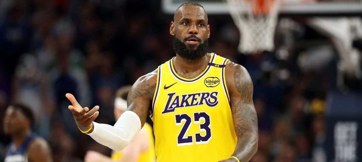 Deandre Ayton entrará para uma incrível lista na carreira de LeBron James