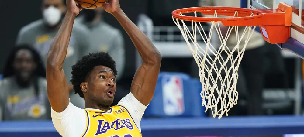NBA: Ex-pivô do Lakers assina longo contrato com o Kings