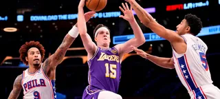 Lakers sobrevive a 22 turnovers, domina os rebotes e vence o Sixers por 119-115 em noite de reação