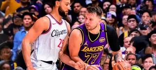 No sufoco! Lakers vence Clippers com Doncic à beira da expulsão