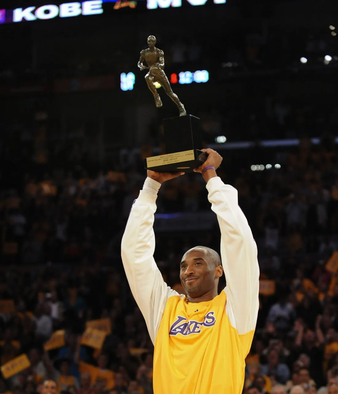 Kobe Bryant ergue o troféu de MVP da NBA de 2007-08 pelo Lakers