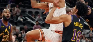Desfalcado, Lakers não encontra respostas para o fraco time do Spurs