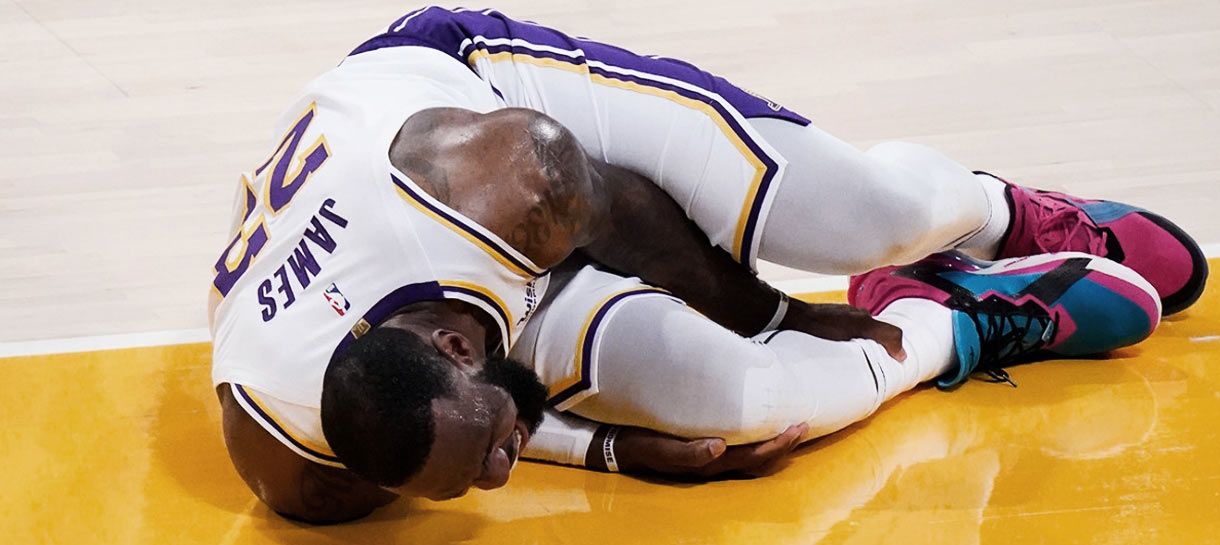 NBA: Lakers perde para o Hawks após LeBron James sofrer uma lesão no tornozelo 