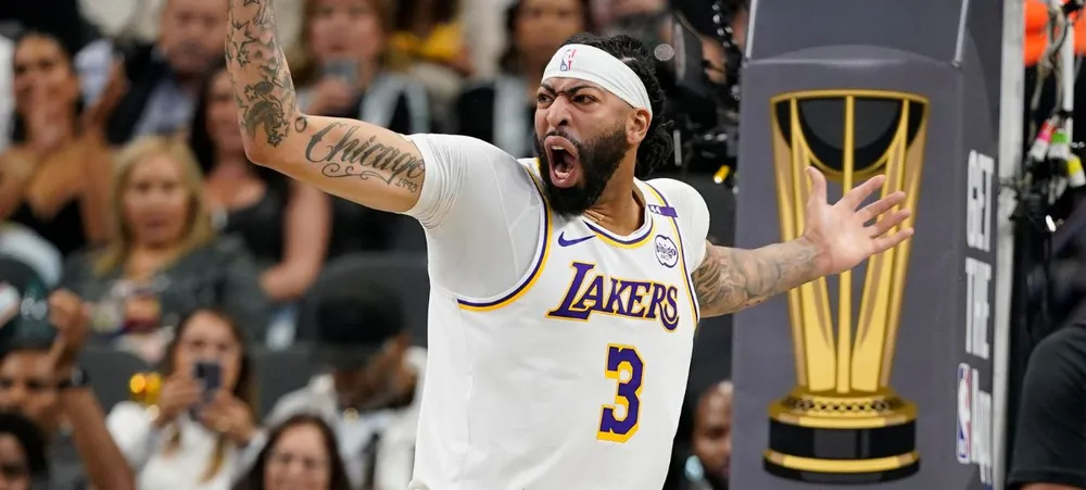 Davis faz 40 pontos, e Lakers estreia com vitória na Copa da NBA
