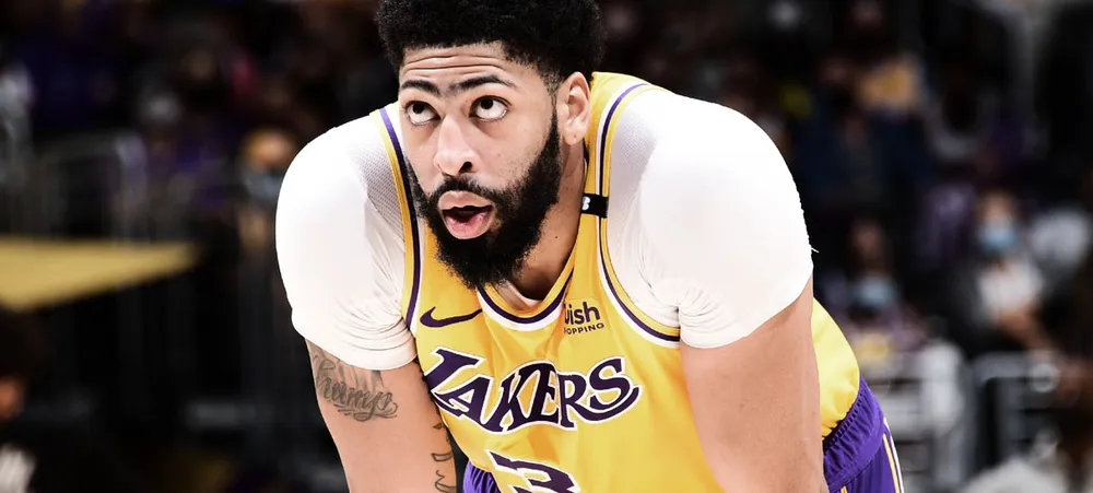 Anthony Davis comenta lesão sofrida no jogo 3 da série entre Lakers e Suns