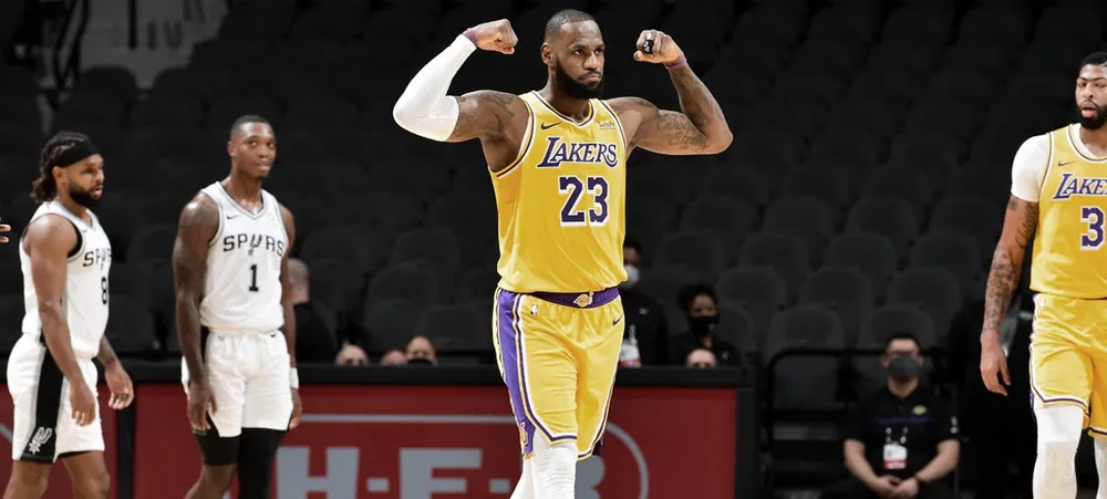 Lakers vence Spurs com facilidade em noite de recorde de LeBron James
