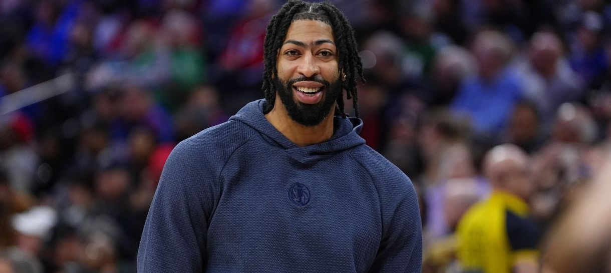 Anthony Davis corrige informação errada que Mavs divulga sobre ele