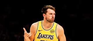 Espetáculo! Doncic marca 60 pontos, Lakers vence o Heat e chega a oito vitórias seguidas