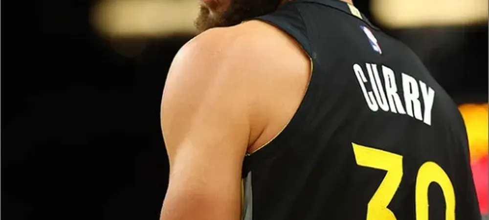 NBA: Stephen Curry se compara a lenda do Lakers e gera polêmica