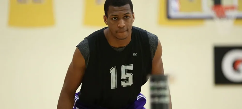 Lakers dispensa Jonathan Holmes