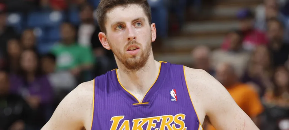 Ryan Kelly sofre lesão